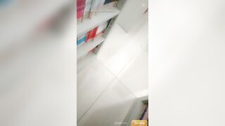 【私立学校的女教师】真实老师学校图书馆露出，书架旁揉奶甚至伸手进逼里自慰，还和同事聊天，骚死啦！ (2)