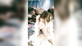 超甜美红唇美女小姐姐被帽子男猛操，操死我快点操深点，淫语骚话不断娇喘连连，双腿肩上扛，扶着屁股后入猛操