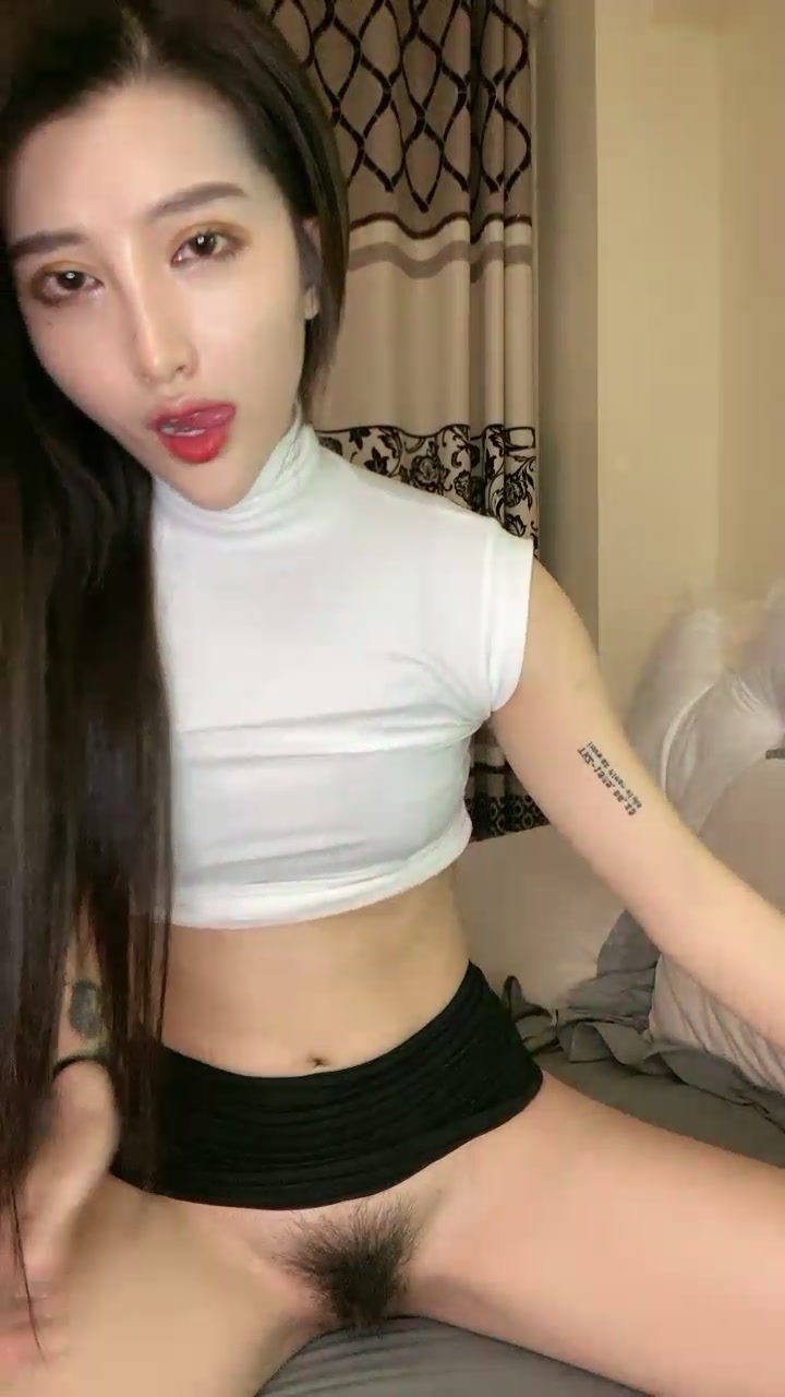 东北一豪放女，和男友直播做爱啪啪，先打飞机，口交，再女上位表情很销魂