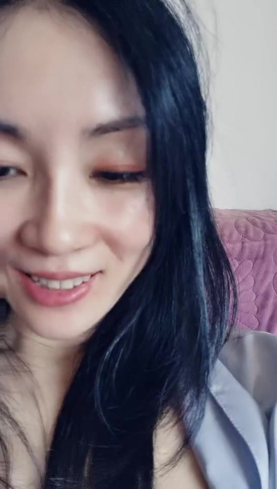 轻熟女小姐姐回归，玩跳蛋，自慰，特写逼逼，洗澡秀