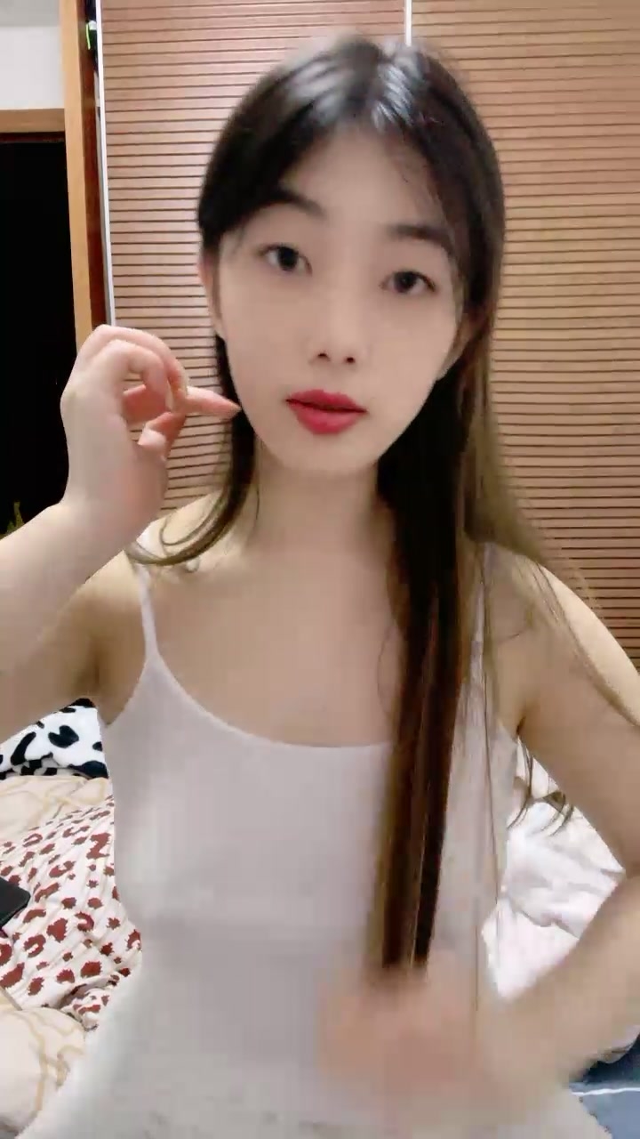 七彩主播--幼校老师 ：极品在校大奶老师~B粉嫩啊~爱了爱了，校园清纯，回家露大淫屄，判若两人！