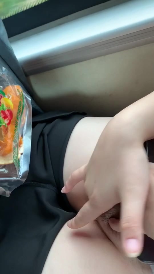 00后骚货，坐大巴车回家过年，专挑后排，自慰无人发现，太刺激啦！