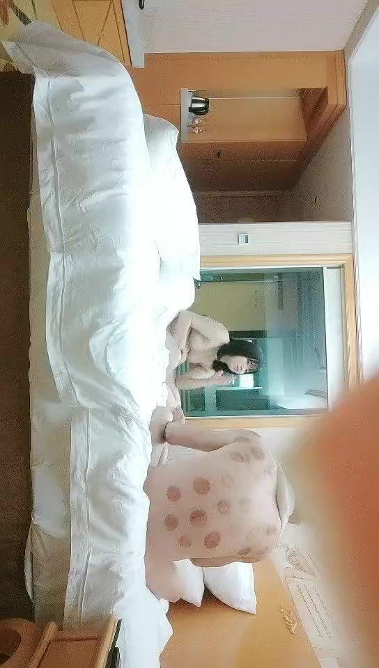 91沈先森凌晨JK肉肉身材萌妹子，洗完澡扣逼抹上润滑油，招牌抬腿侧入猛操，耐操妹子一声不吭