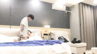 91约妹达人豹纹大耳环肉肉妹子，口交舔屌洗完澡开操，抬腿抽插侧入猛操，大屁股后入大力撞击