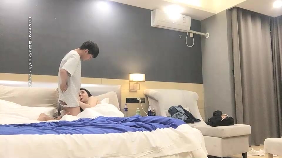 91约妹达人豹纹大耳环肉肉妹子，口交舔屌洗完澡开操，抬腿抽插侧入猛操，大屁股后入大力撞击