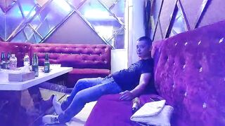 歌厅探花陈先生KTV唱唱歌啪啪啪，马尾少妇唱歌摸腿躺身上摸奶子，沙发上翘起屁股后入猛抬起双腿抽插