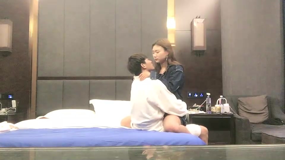 纯约良家少女小哥专约妹子，扣逼摸奶子调情，抬起双脚抽插猛，翘起大屁股后入拿镜头特写抽插