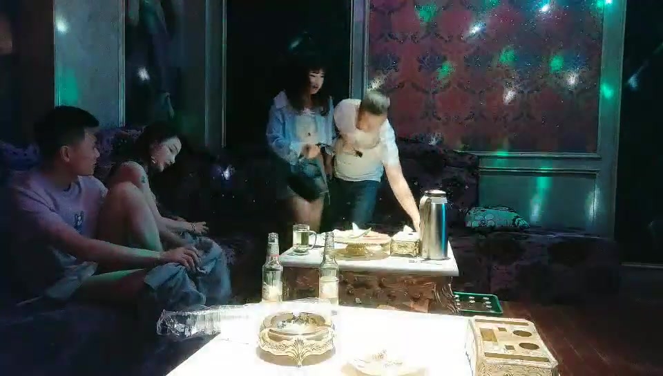 歌厅探花老哥专攻KTV两男两女沙发上操，一人一个少妇后入上位骑乘，抱起来猛操比逼谁先射