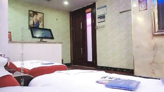 山鸡岁月探花足浴会所撩洗脚妹宾馆开房砸钱失败转战会所选秀1800元挑了个嫩白美乳小少妇