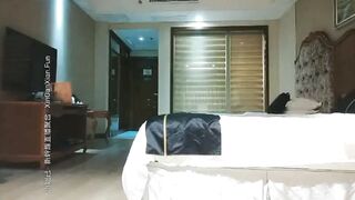 山鸡岁月探花足浴会所撩洗脚妹宾馆开房砸钱失败转战会所选秀1800元挑了个嫩白美乳小少妇