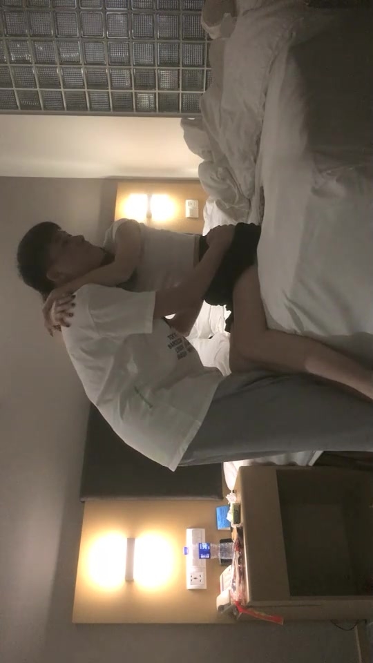 666绿帽约良家妹子密码房，白T长相甜美小姐姐，聊聊天调调情再开操，抬腿抽插抱着猛操呻吟