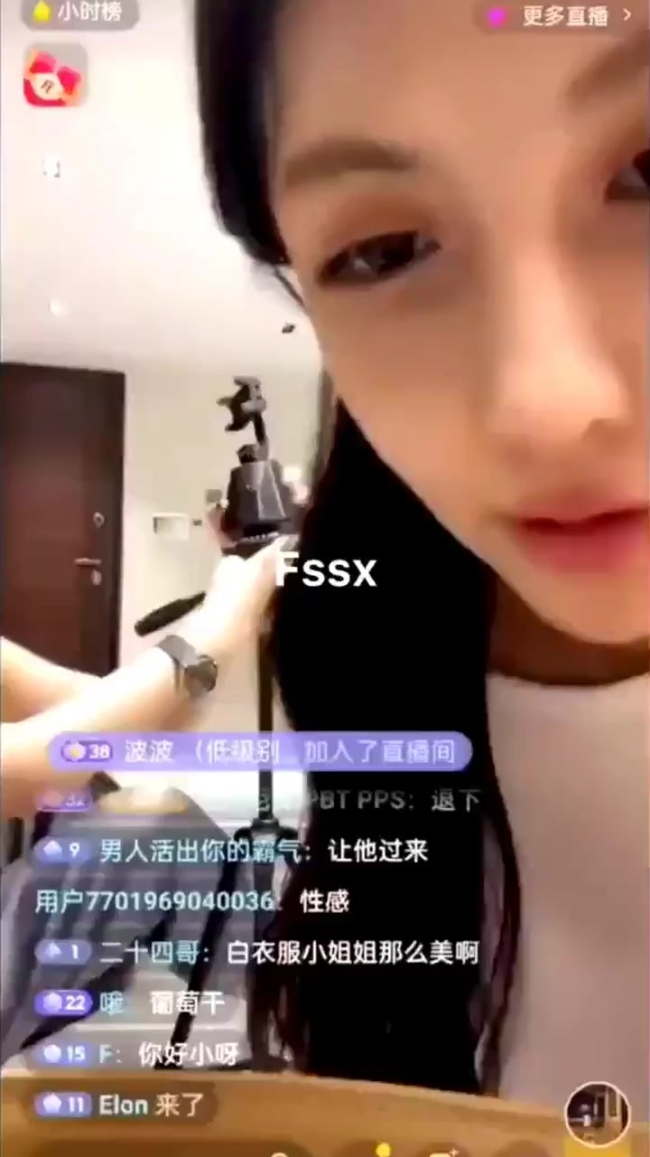 闺蜜直播美女非要蹭镜头