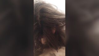 廊坊的清纯小女友露脸吃鸡，披头散发盖住脸，拉起来露脸被她拳头示意，有点凶凶~