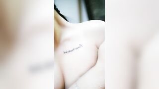 小文员办公室露出，压力大放松一下，艳丽美甲扣穴，淫丝沾手上放嘴里吃掉！