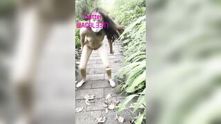 最新流出最近火爆露出大神 菠萝 调教萌妹露出新作-山间小路全裸散步 漂亮美乳 也不怕被户外强B