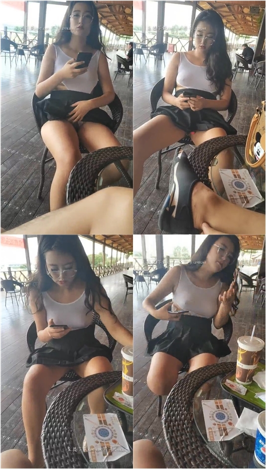 气质女友爱漏出，户外激情室外用餐刺激的漏出，短裙内骚逼夹着跳弹自慰，凸点小白衫漏逼漏奶露脸给狼友看