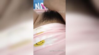 生活感十足【少妇姐姐一枚】良家少妇在厨房做饭真空上阵，儿子面前自慰，妈妈这是什么玩具我也要玩，有乳汁白皙美臀