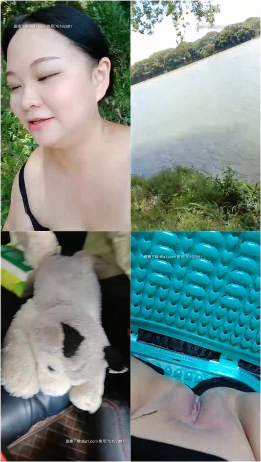 荒郊野外的小湖边，风骚少妇勾搭钓鱼小哥，逼里塞着跳弹扒下小哥的内裤口交，露脸的无毛骚逼在车内被小哥爆草