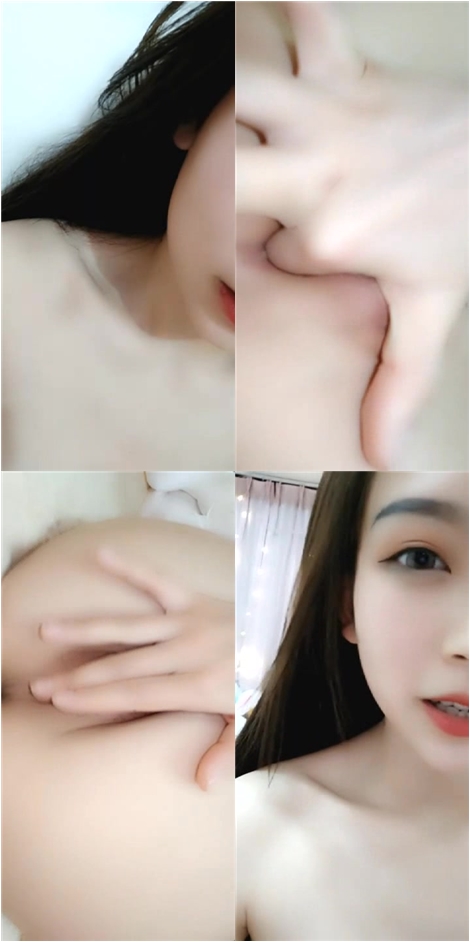 身材超正的妹子颜值很高露脸直播大秀，性感的小内裤，粉嫩的骚逼特写自慰呻吟，奶子很诱人真想替她揉一揉