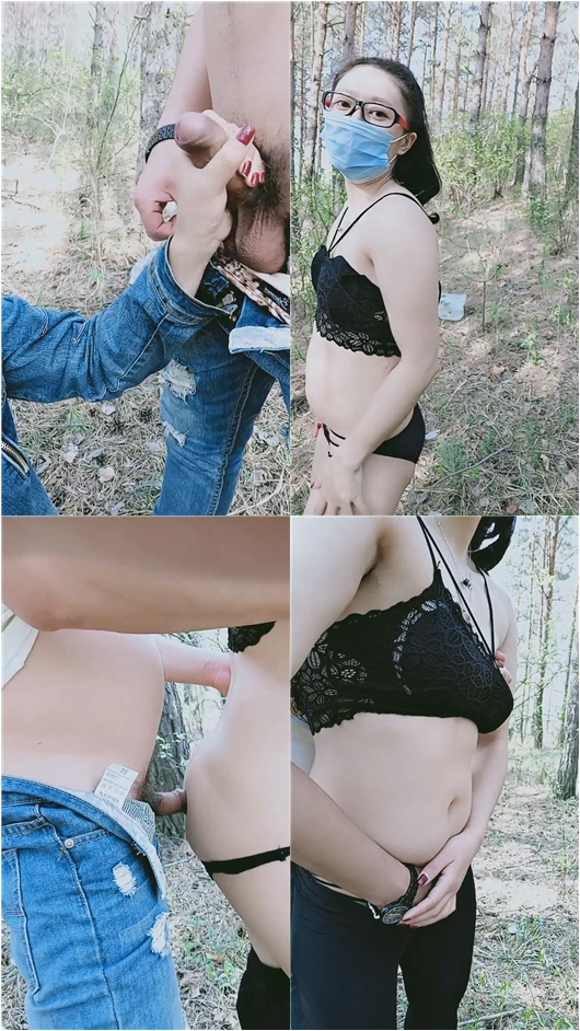 样子很淫骚的气质眼镜御姐穿着性感情趣内衣和炮友在小树林野战