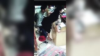 黑客破解监控真实偸拍服装店中年男老板与风韵犹存少妇员工收款台里偸偸打炮内射 崛起翘臀后入很带感