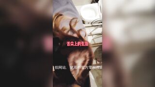 “你快点，射里面，我安全期”AJ学生妹约看电影，发个红包就去厕所内射