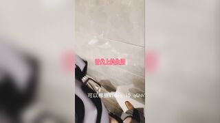 “你快点，射里面，我安全期”AJ学生妹约看电影，发个红包就去厕所内射