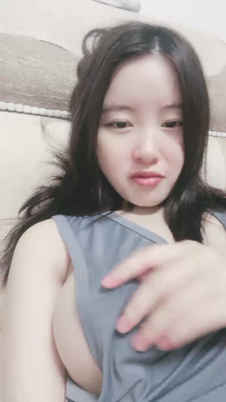 良家小少妇露脸一个人在家陪狼友嗨，全程露脸风骚的大屁股，奶子不小自己揉捏，近距离自慰逼逼玩阴蒂好多水