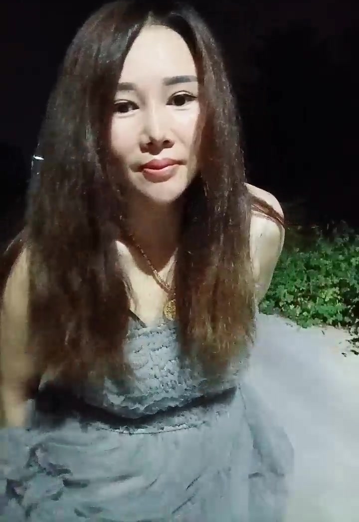 大哥配大嫂互动激情野战啪啪，全程露脸听狼友指挥，口交大鸡巴，让大哥后入玩着骚奶子爆草抽插，精彩别错过