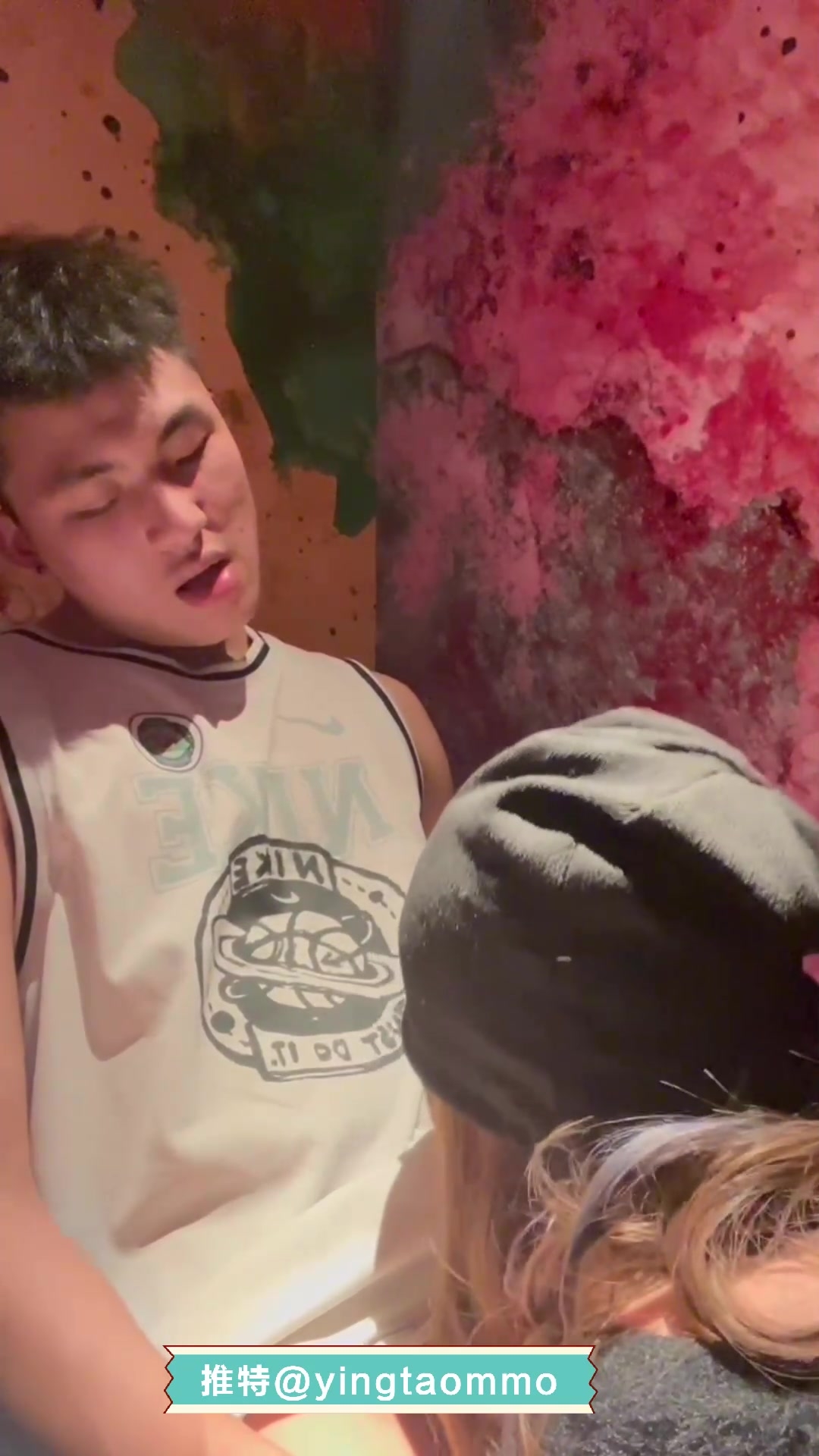 有牛子的小姐姐 Ts童酱：名场面 KTV 做爱。丢下朋友躲进厕所大战，朋友还在外面讨论！