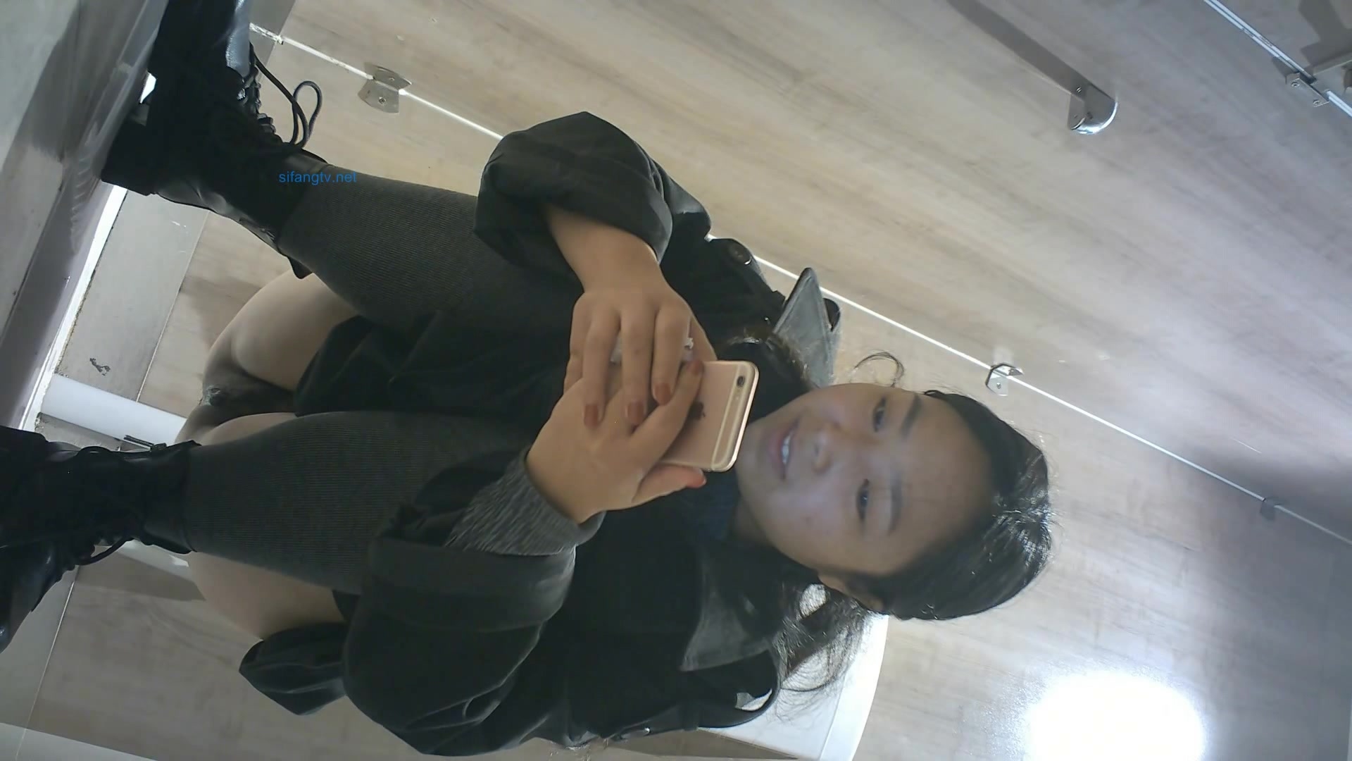 商场女厕全景偷拍多位美女嘘嘘还有几个女神级的少妇各种美鲍鱼完美呈现 (4)