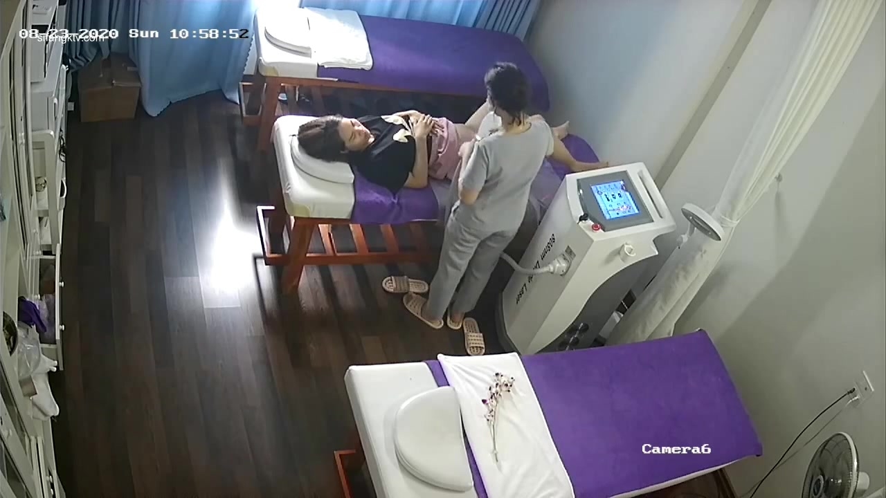 监控破解美体中心多位年轻美女少妇做激光脱B毛和阴部护理 (11)