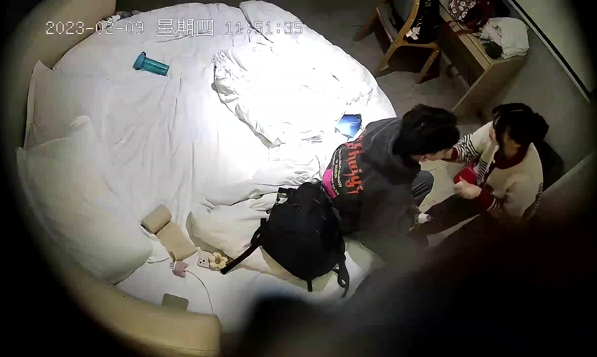 流出酒店偷拍大学生情侣返校前带着行李开房啪啪小哥是个妈宝男临走让女友精心打扮