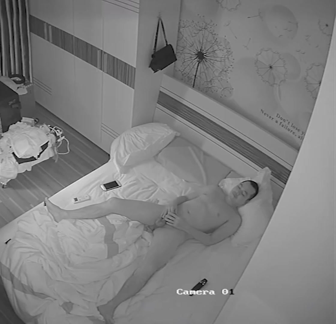 黑客破解家庭网络摄像头偷拍 家里环境不错的夫妻和谐性爱画面好温馨媳妇模特身材
