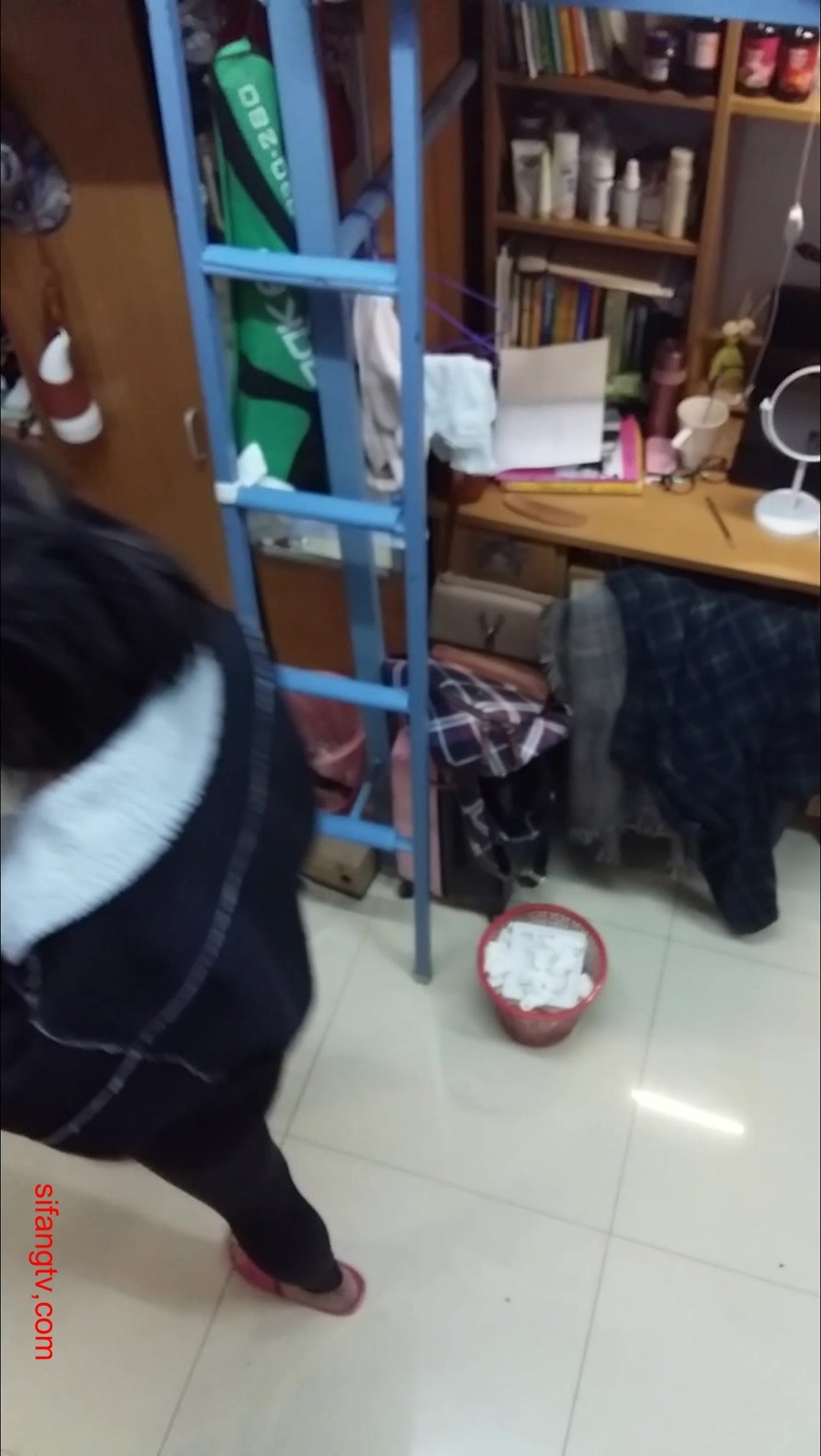 妹子出卖室友,偷拍室友在宿舍换衣服裸睡,有时候还明目张胆的拍,被室友嘲笑她是同性恋