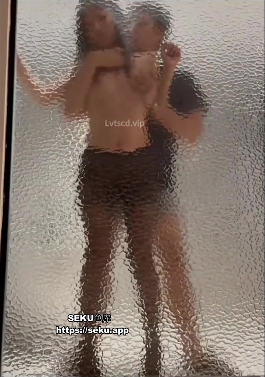 98年情侣玩得开，前戏做足后老婆会非常敏感，单男从后面抱住她这样舔，给她舔的腿软！